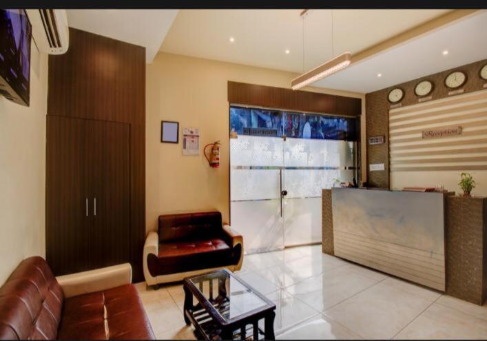 Hotel Emerald Near T2 International Airport Mumbai — Photos 2