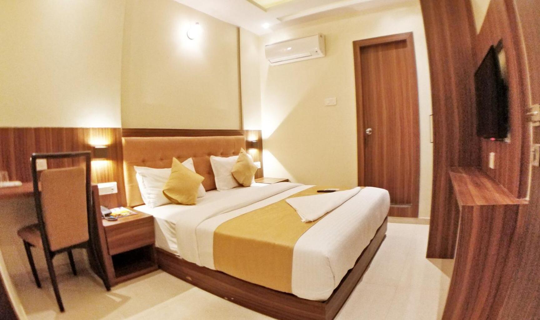 Hotel Emerald Near T2 International Airport Mumbai, Mumbai